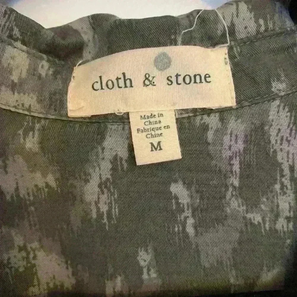 Cloth & Stone Button down Shirt Grey Animal Print Abstract Womens Size Medium - Picture 3 of 8